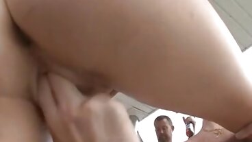 Charbon oral avec la jolie Tallie de Backroom video xxx streaming Casting Couch