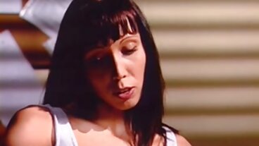 Porno aux seins de taille moyenne avec la préfète Sunny Alika de Smut vidéos de films x gratuits Puppet