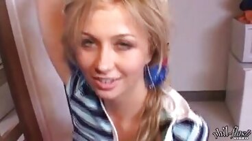 Sexe aux seins de taille moyenne voir des films x gratuits avec la préfète Maria Rubio de MetArt X