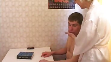 In film porno femme nu The Bed vidéo avec la magnifique Skylar Vox de Vixen