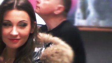 Charbon de seins film x gratuit film x gratuit naturels avec la géniale Odell de Teen Mega World